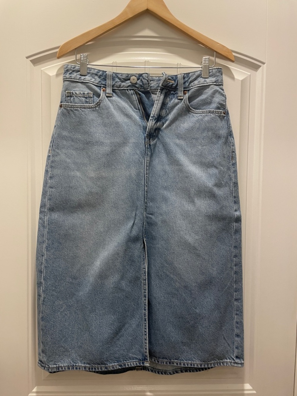 Old Navy Light Blue Denim Midi Skirt - Straight Silhouette